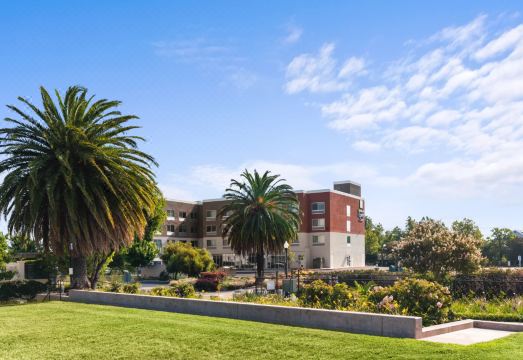 홀리데이 인 익스프레스 & 스위트 수순 시티 외관