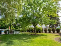 Traveler's Motel Penticton Hotel dekat Bandara Regional Penticton