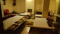 Sada Shiv Guest House ,3 Star Hotel Near Kashi Vishwanath Temple and Dashashwamedh Ghat with Parking - Pensionat