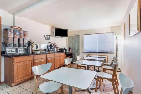 Econo Lodge Edmonds North Seattle Отели в г. Эдмондс