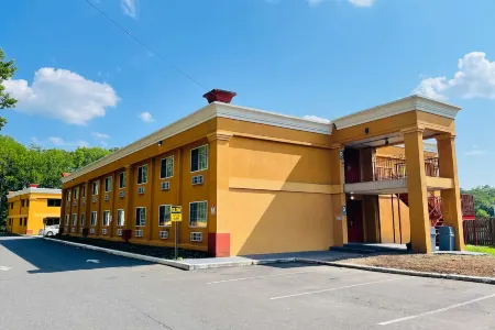 Super 8 by Wyndham Gloucester