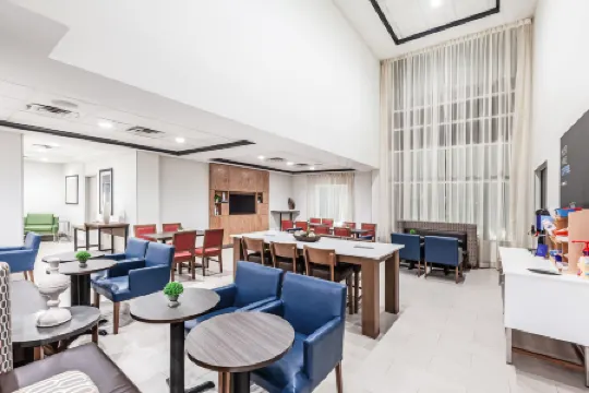 Holiday Inn Express & Suites BATON ROUGE EAST by IHG Отели рядом с достопримечательностью «Брекс Блубоннет Суомп Нейчер Сентер»