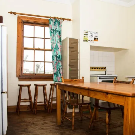 Jikeleza Lodge Отели рядом с достопримечательностью «Форт Фредерик»
