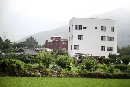 Stay Jirisan Ahchim Отели рядом с достопримечательностью «Gurye Sansuyu Village»