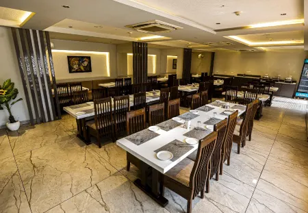 Hotel Mukut Mani Отели в г. Ааньор