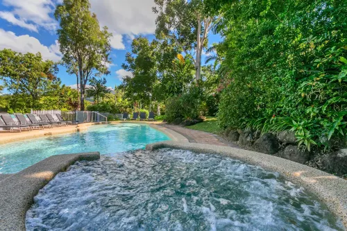 Roydon Beachfront Apartments - Beach