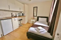Central Studios Gloucester Road by Roomsbooked Hotels in Badgeworth