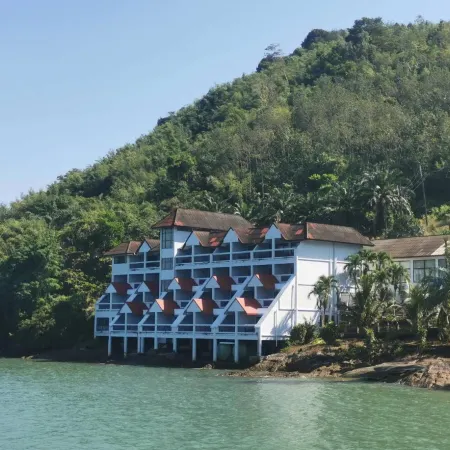 Jansom Beach Resort