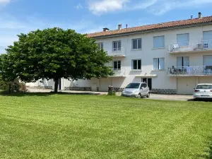 Fabuleux T3 de 85 m2, situé au Calme Avec Grand Parking Gratuit privé ,Fibre Wifi