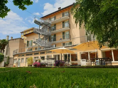 Ostello Città di Rovereto Отели рядом с достопримечательностью «CHIESA DI LIZZANA»