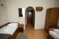 Molodezhnaya Hotel - parking