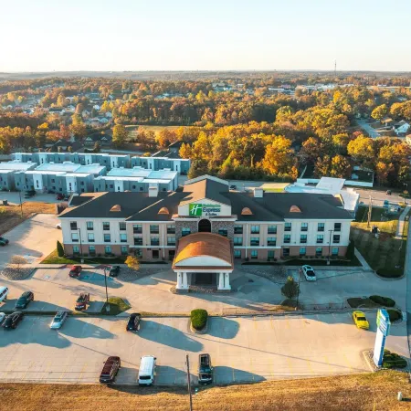 Holiday Inn Express & Suites SAINT ROBERT - LEONARD WOOD by IHG