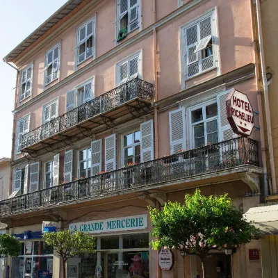 Hôtel Louvia Hotels near Église du Sacré-Cœur