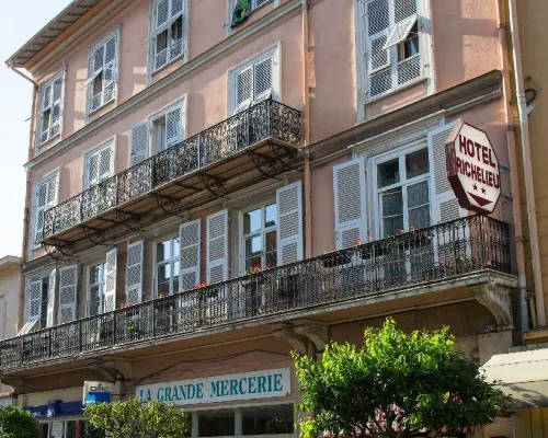 Hôtel Louvia Hotels near شاطئ ماركي