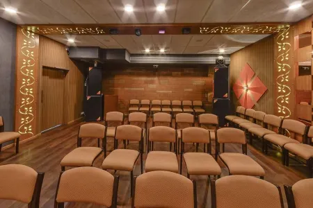 Hare Krishna Hotel Отели в г. Навсари