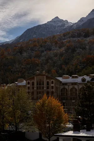 Blanc Hill by Adamand Resort (Бланк Хилл) Отели рядом с достопримечательностью «Смотровая поляна 960»