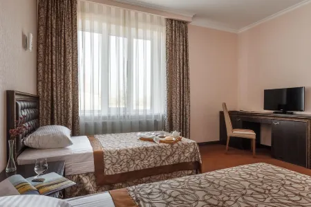 Маск Отели рядом с достопримечательностью «45 параллель»