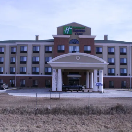 Holiday Inn Express & Suites PRATT by IHG