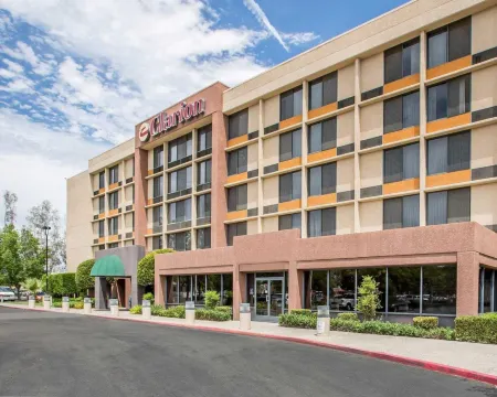 Fairfield Inn & Suites Bakersfield Central Отели рядом с достопримечательностью «Salt 7even Float Center»