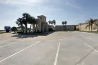 Days Inn by Wyndham Rockport Texas - parking