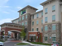 Holiday Inn Express & Suites OVERLAND PARK by IHG - Wifi