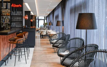 DoubleTree by Hilton Hannover Schweizerhof Отели рядом с достопримечательностью «Ганноверская Высшая школа музыки и театра»