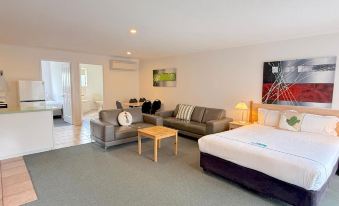 Beachcomber Motel & Apartments