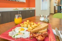 Holiday Inn & Suites PEACHTREE CITY by IHG - breakfast