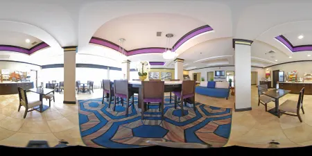 Holiday Inn Express & Suites Farmington by IHG