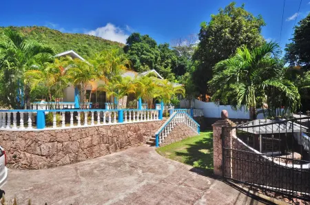 Acquario Guesthouse Отели в г. Праслин-Айленд