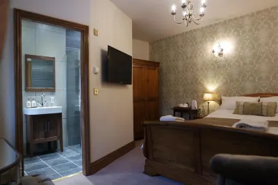 The Lamb Inn Hotels near Chestnut Centre Otter, Owl & Wildlife