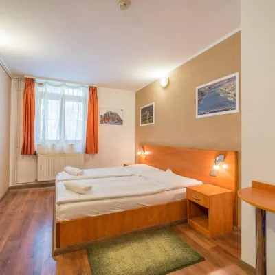 Easy Star Hotel Các khách sạn gần Quảng trường Anh hùng