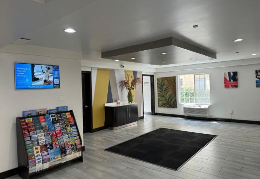 [모텔 6 할리우드의 심플한 외관]