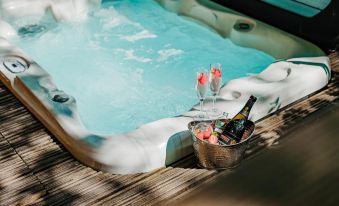 RiverBeds - Luxury Wee Lodges with Hot Tubs