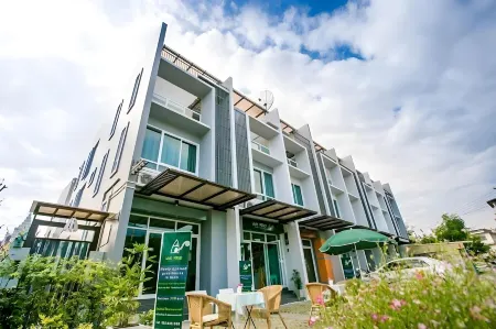 White Monkey Guesthouse Отели в г. Пхетчабури