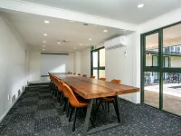 Albany Oak Motel Hotels near QBE Stadium Function Centre