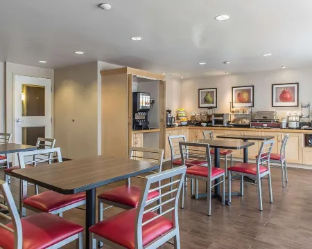 Comfort Inn Hwy 401 Отели в г. Кингстон