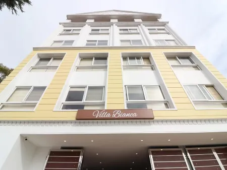 Villa Bianca Отели рядом с достопримечательностью «Shree Kainchi Hanuman Mandir»