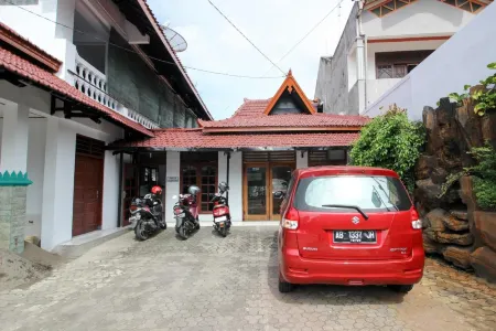 RedDoorz Plus Near Alun Alun Selatan