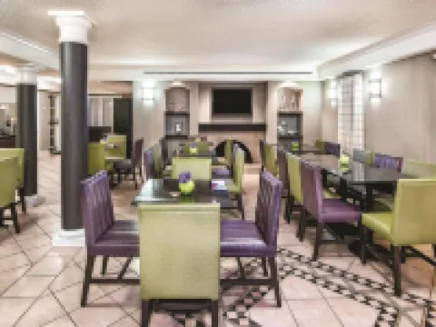 Super 8 by Wyndham The Woodlands North Hotels in Shenandoah