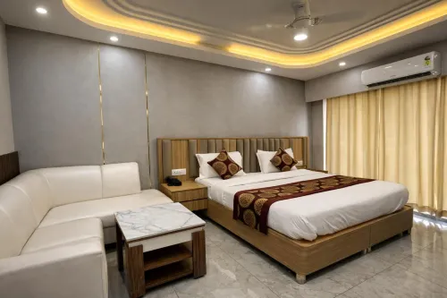 Hotel Shree Sadhna - Vrindavan Chhatikara Road - 露台