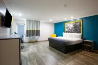 Super 8 by Wyndham Mesa Downtown Near Convention Center - balcón