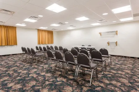 Super 8 by Wyndham Alma Отели в г. Маллалли