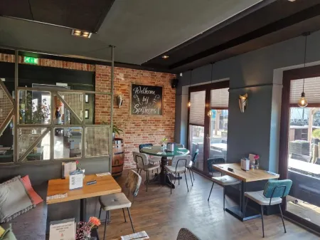 Hotel Rauw aan de Kade Отели в г. Velsen-Zuid