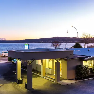 Twin Peaks Lakeside Inn