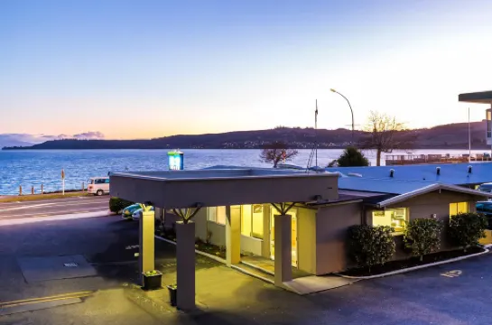 Twin Peaks Lakeside Inn Hotels in Taupo