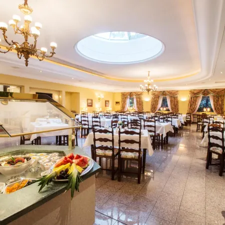 International au Lac Historic Lakeside Hotel