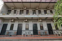 RedDoorz Syariah Near Ciledug Station Hotell i Kedawung