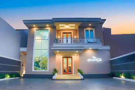 The Horizontal Hotel Pacitan Отели в г. Пачитан