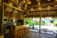 Hiraya Surf Hostel - بار